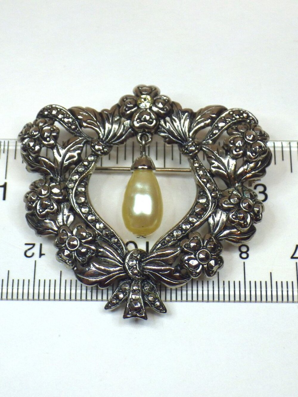 Vintage AVON Romantic Renaissance Floral Heart Brooch Faux Pearl SilverTone 1990